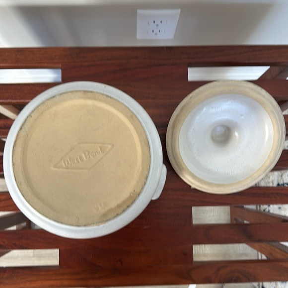 Vintage 1960’s West Bend “ Bean Pot “. Great condition. Tiny mark , chip on lid. - Picture 2 of 7